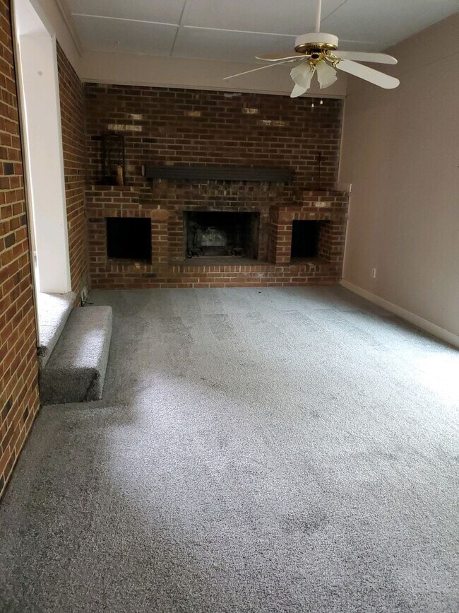 Building Photo - Ireland Dr. area