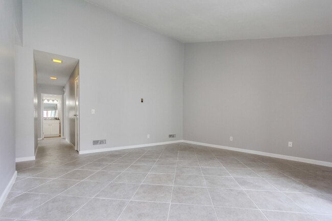 Building Photo - Spacious 3 Bedroom Condo Available for Move In May 1st