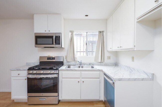 Building Photo - Charming Artesia Gem!