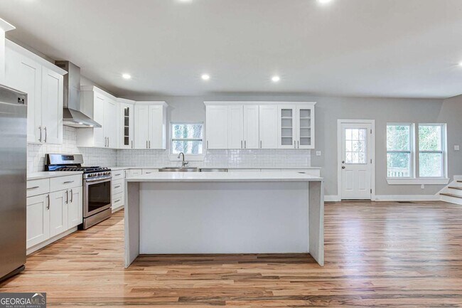 Building Photo - 870 Gaston St SW