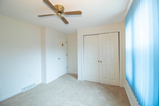 Building Photo - 59 Brookbend Way E