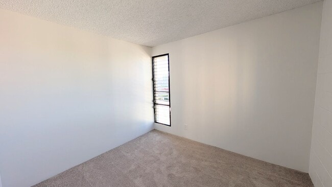 Building Photo - Newly remodeled Large 3 bed/2 bath/2 parking end unit with ocean and city views