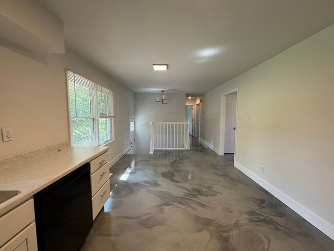 Building Photo - 4 Bedroom house with Second kitchen in basement