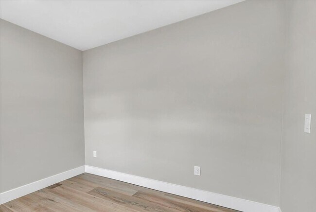 Building Photo - 525 Lamara Way NE