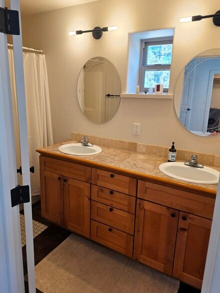 Building Photo - 1059 NW Saginaw Ave