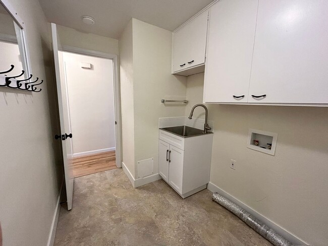 Building Photo - Newly Renovated 3 Bedroom 1 Bathroom Home ...