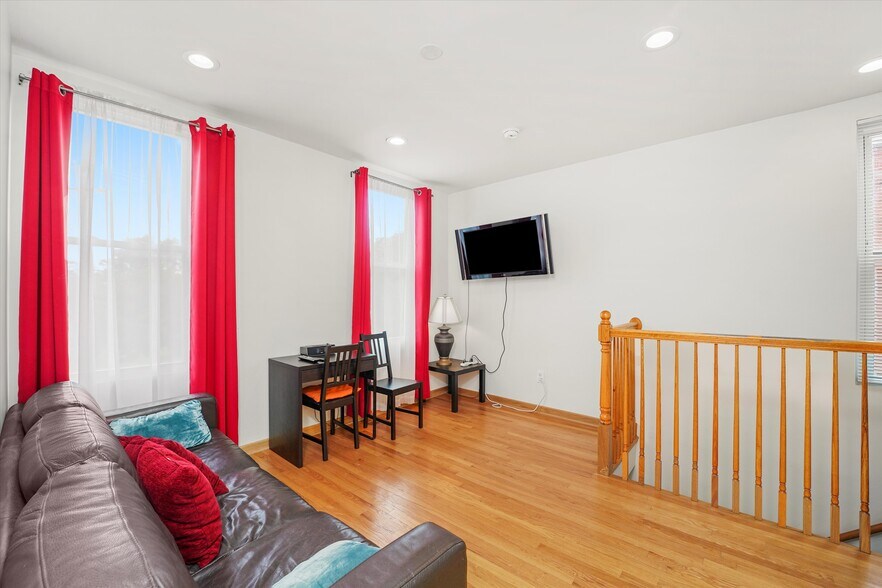 Building Photo - 624 S Oakley Blvd
