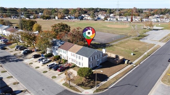 Building Photo - Spacious VB Townhouse!