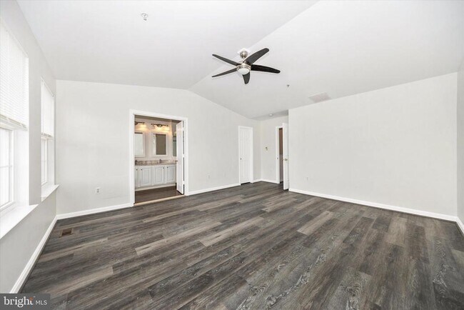 Building Photo - 4960 Clarendon Terrace