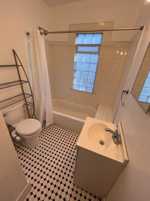 Updated bath, new fixtures - 2544 Canton St