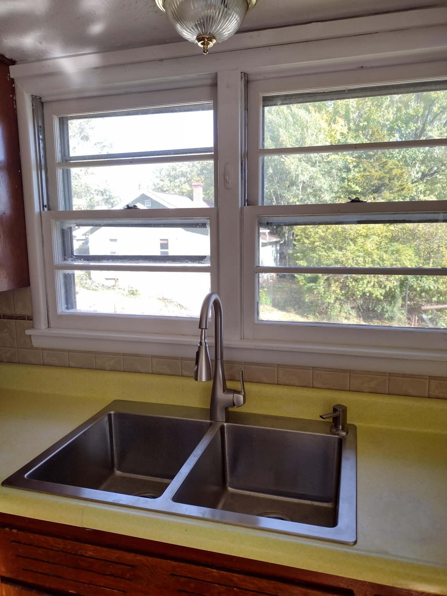 Building Photo - 705 W 13th St