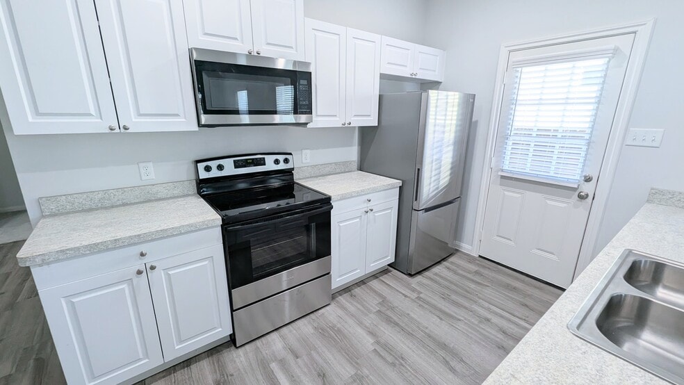 Tons of storage options and cabinet space. - 13218 HP Johnson St
