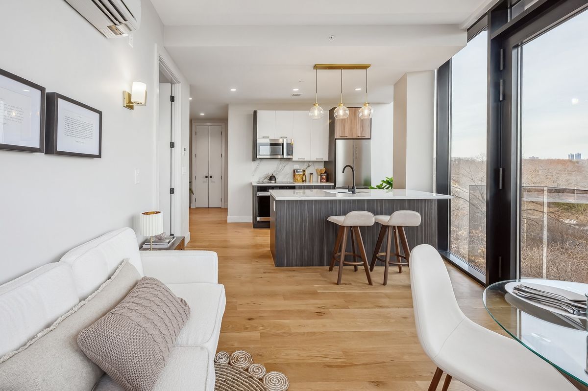 Building Photo - 1890 Pelham Pky