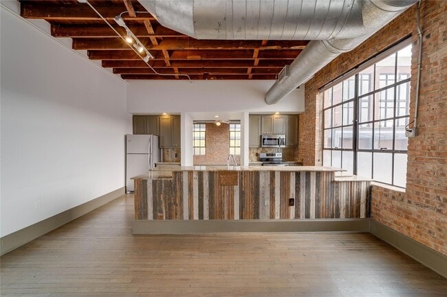 Building Photo - 709 W Magnolia Ave