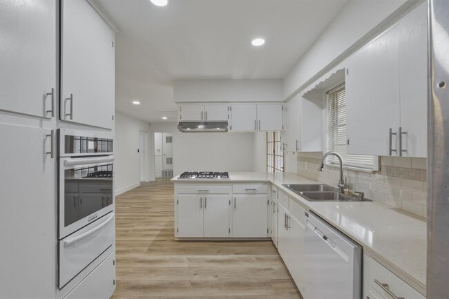 Building Photo - 1705 Elmhurst Dr