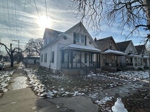 Building Photo - 452 E Park St