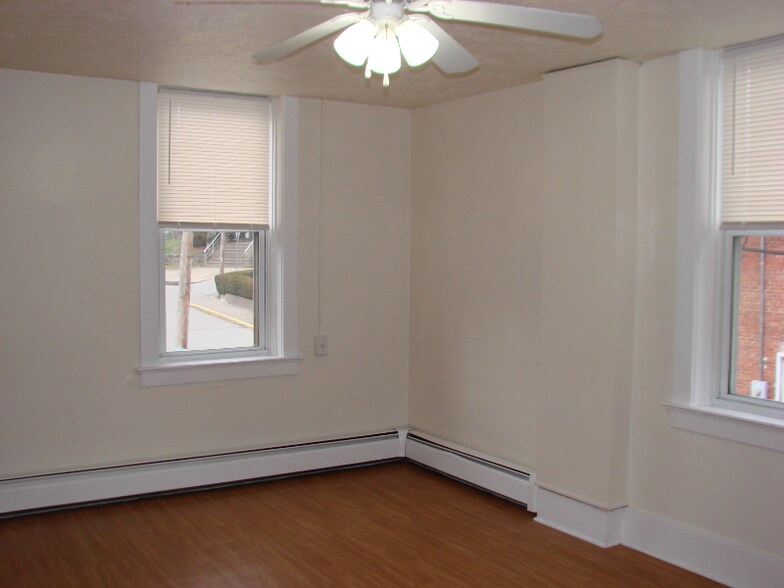 Building Photo - 721 Main St