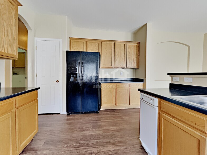 Building Photo - 6653 S Stratosphere Ln