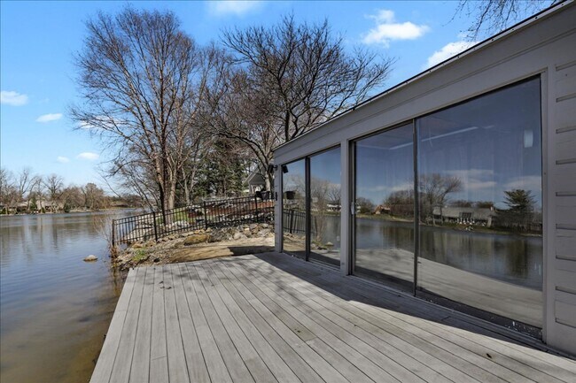 Building Photo - 4010 Clubhouse Dr
