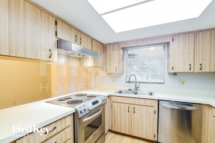 Building Photo - 913 Sylvia Dr