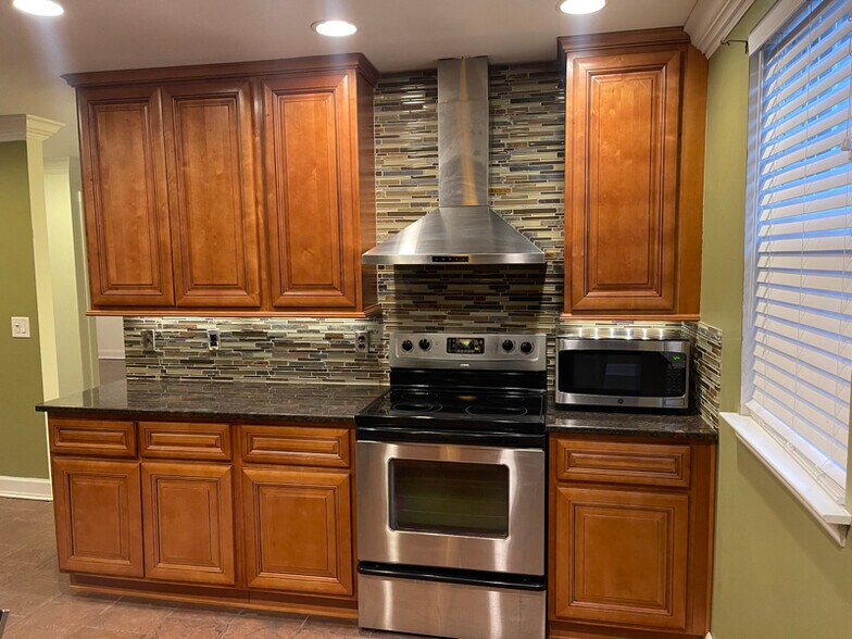 Building Photo - 191 Northlake Dr