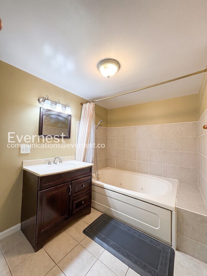Building Photo - 6405 Loch Crest Ct