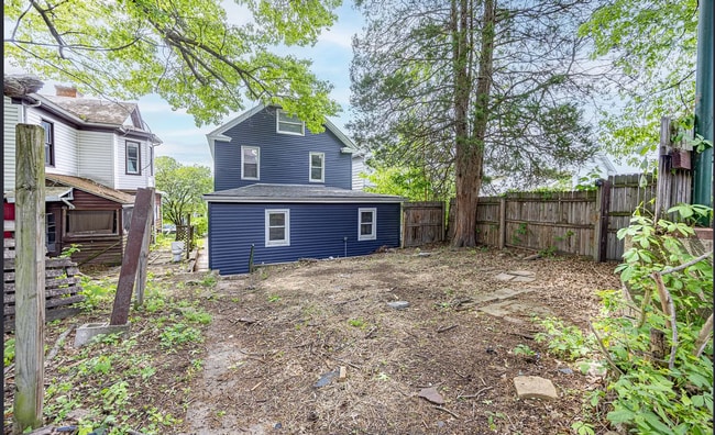 Building Photo - Newly Renovated 5-Bedroom Beauty!