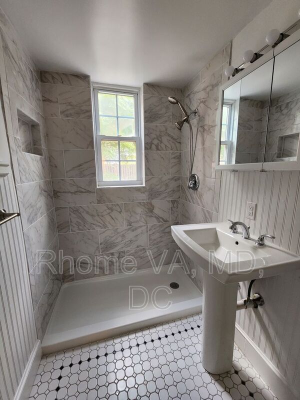 Building Photo - 1801 Queens Ln