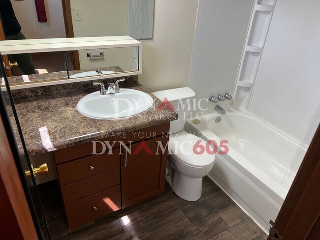Building Photo - 1BD/1BA Garden Level Apartment in 6-Plex