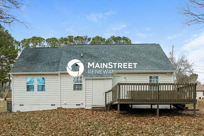Building Photo - 3 Bedroom Pet-Friendly Home in KNOXVILLE, TN with Main Street Renewal