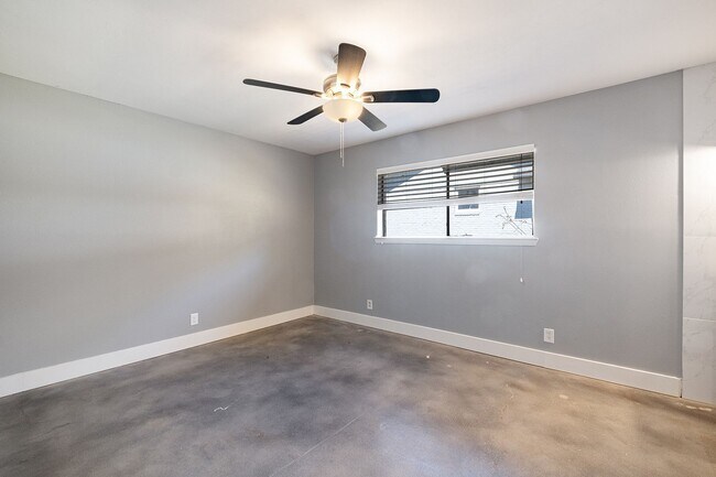 Building Photo - 2025 Monarch Dr
