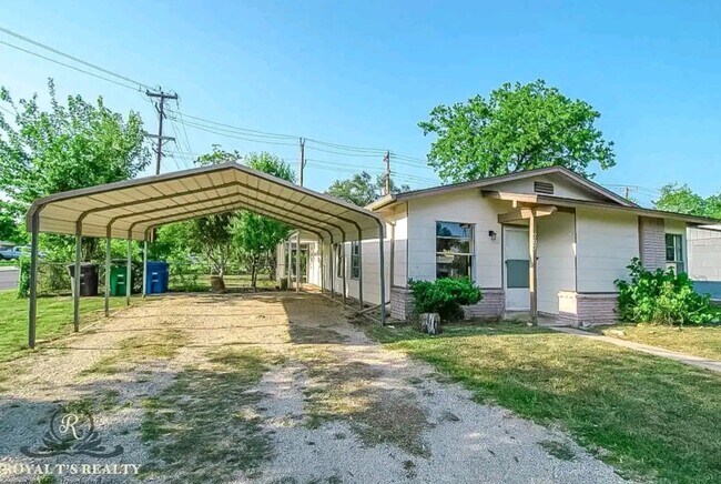Building Photo - 707 Sprucewood Ln