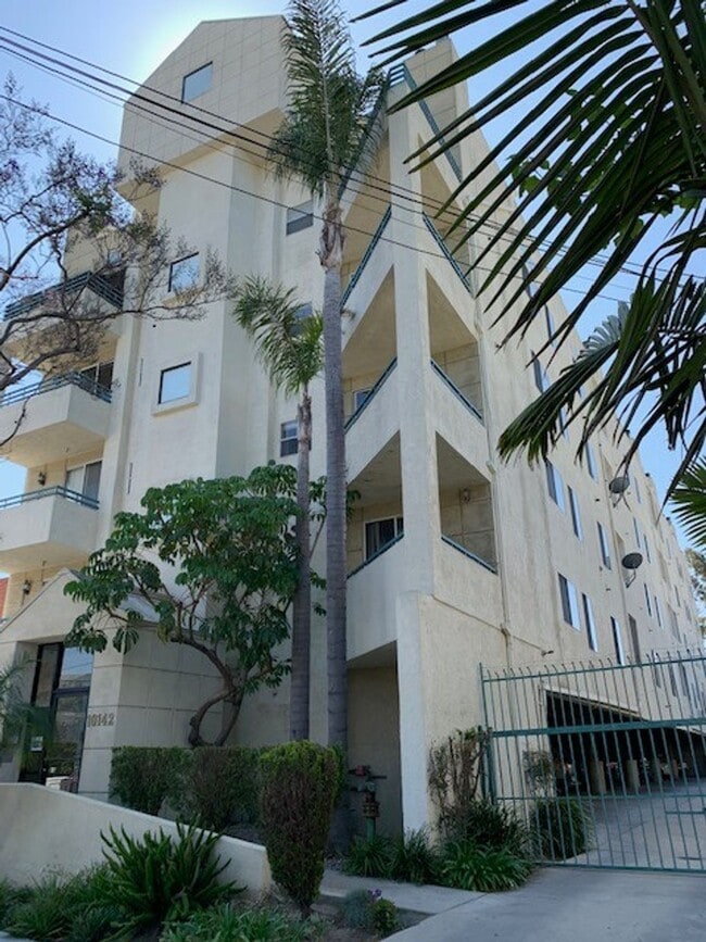 Building Photo - Surfwood Palms