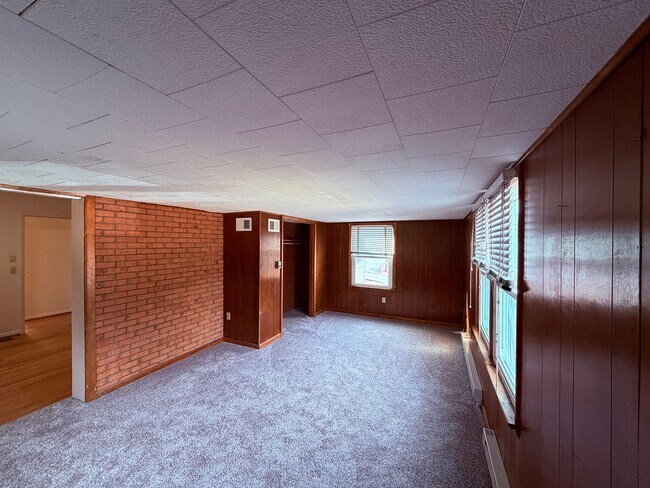 Building Photo - Charming Country Home with Spacious Yard & Mountain Views – Singers Glen, VA