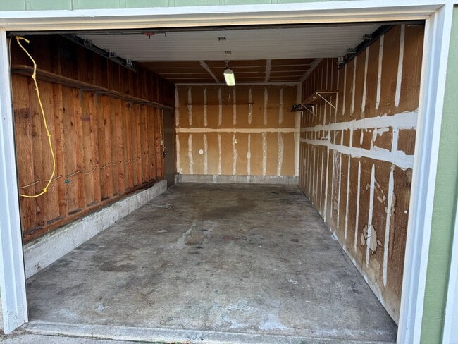 Building Photo - Large single level 2 bedroom 1 bath duplex in Springfield!