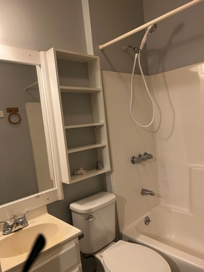 Building Photo - Knoxville 37917 - 2 bedroom, 2 bath home -...