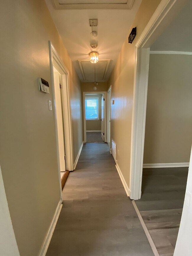 Building Photo - 2 Bedroom, 1 Bathroom Near N Graham and Sa...