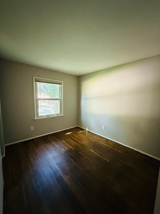 Building Photo - 3 Bedroom 1 bathroom home for rent in Hazelwood