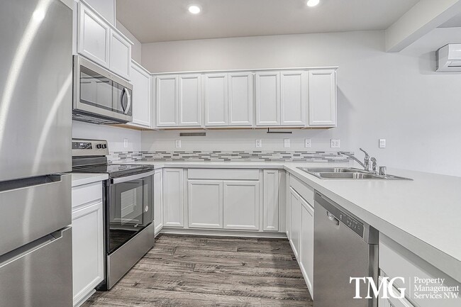Building Photo - 3 Bed 2.5 Bath Townhome on a Corner Lot in...