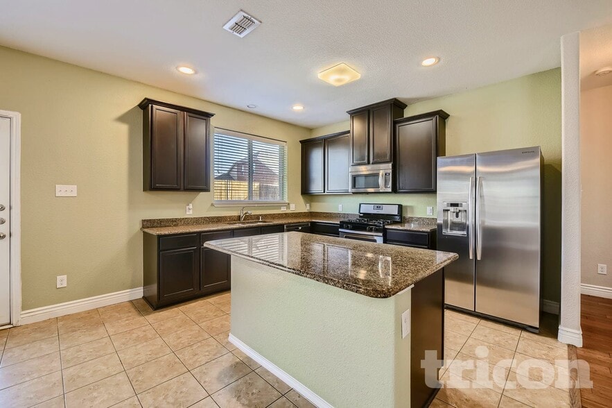 Building Photo - 1735 Oak Glen Dr