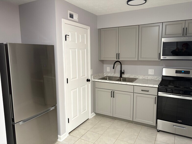 Building Photo - 395 E 13th Ave