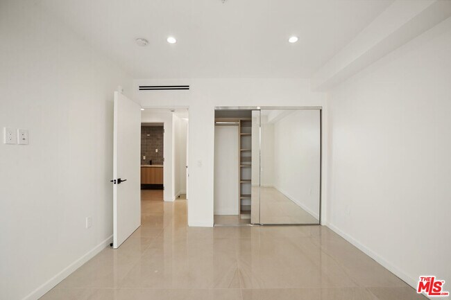 Building Photo - 1414 S Beverly Dr