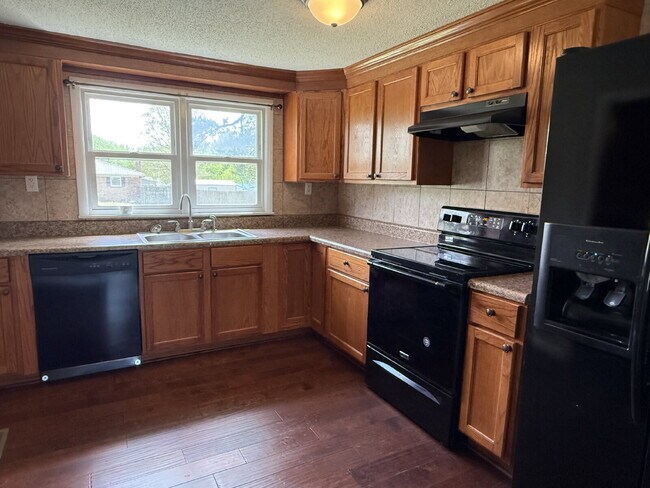 Building Photo - "Charming 4-Bedroom Home with Hardwood Floors on Ready Section Road!"