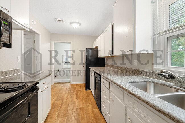 Building Photo - 726 S Bonn St
