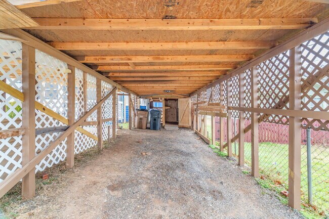 Building Photo - 2603 Louise Ave