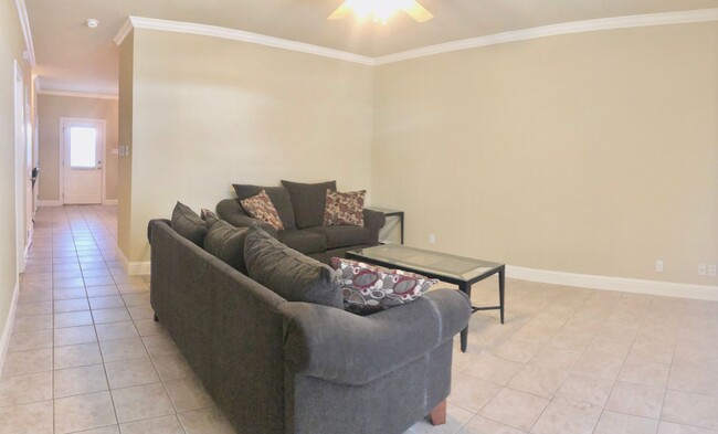Building Photo - 3 Bedroom Townhouse Available now  in a de...
