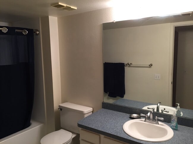 Building Photo - "Charming 1-Bedroom Condo Retreat with Fireplace and Washer and Dryer in Aurora's Apple Tree East...