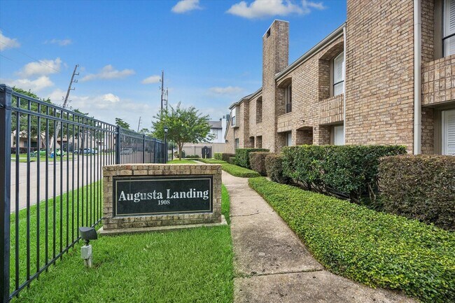Building Photo - 1908 Augusta Dr