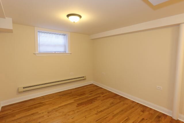 Building Photo - 1130 W Oakdale Ave