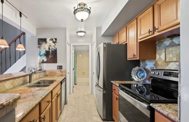 Building Photo - Updated 2 Bed, 2 Bath Top-Floor Condo with...